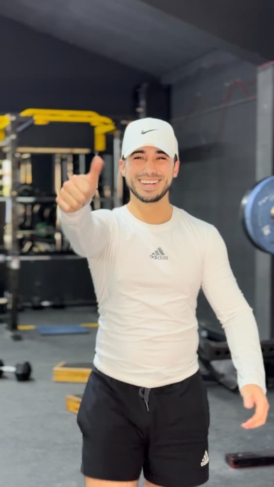 Angelo entrenando en el gym